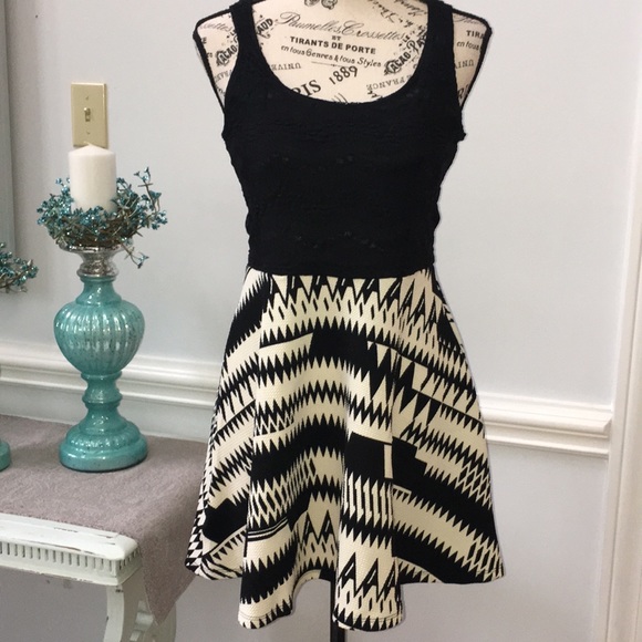 Papaya Dresses & Skirts - Papaya Black Dress sz medium like new
